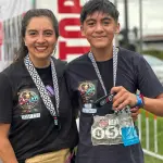 Josette Sepúlveda celebra su triunfo en los 5K en Toltén junto a su hijo, en una jornada marcada por el regreso a las pistas y el orgullo compartido en familia, La Tribuna