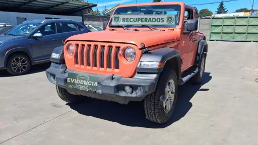 Arrestan a conductor que circulaba en vehículo robado y con patentes falsificadas en Los Ángeles