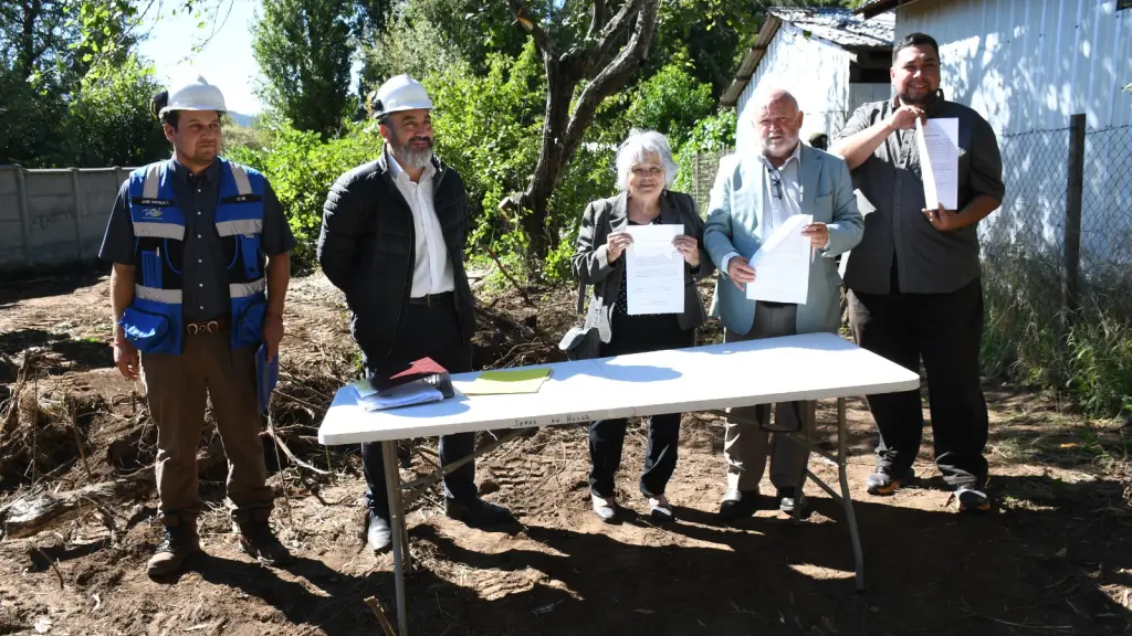 Firma del acta de entrega de terreno para la construcción de futuro Centro Cultural, Municipalidad de Tucapel