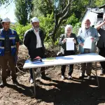 Firma del acta de entrega de terreno para la construcción de futuro Centro Cultural, Municipalidad de Tucapel