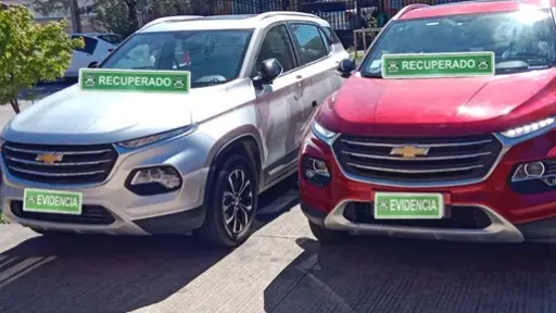 Placas adulteradas: recuperan dos autos robados en Santiago circulando en Los Ángeles