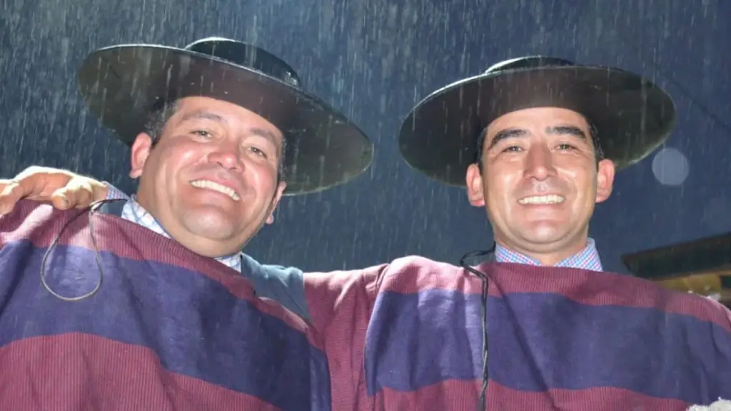 Ricardo Álvarez y Miguel Parra celebran tras consagrarse campeones de la Serie de Campeones del Clasificatorio Zona Sur de Los Ángeles, La Tribuna