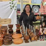 Alejandra González junto a las rústicas creaciones en madera de su emprendimiento \'Las brujitas\', piezas funcionales y elaboradas a mano que comercializa habitualmente en la plaza de Yumbel., Diario La Tribuna