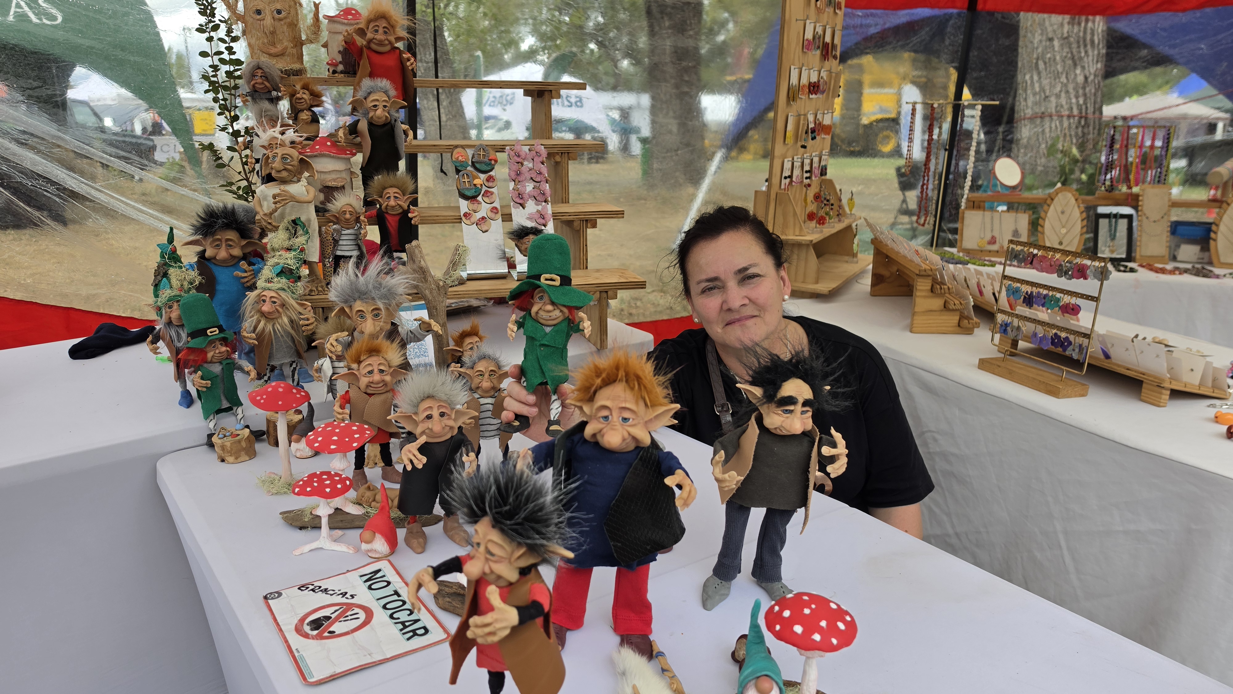 Carolina Gómez posa junto a las mágicas figuras de  / Diario La Tribuna