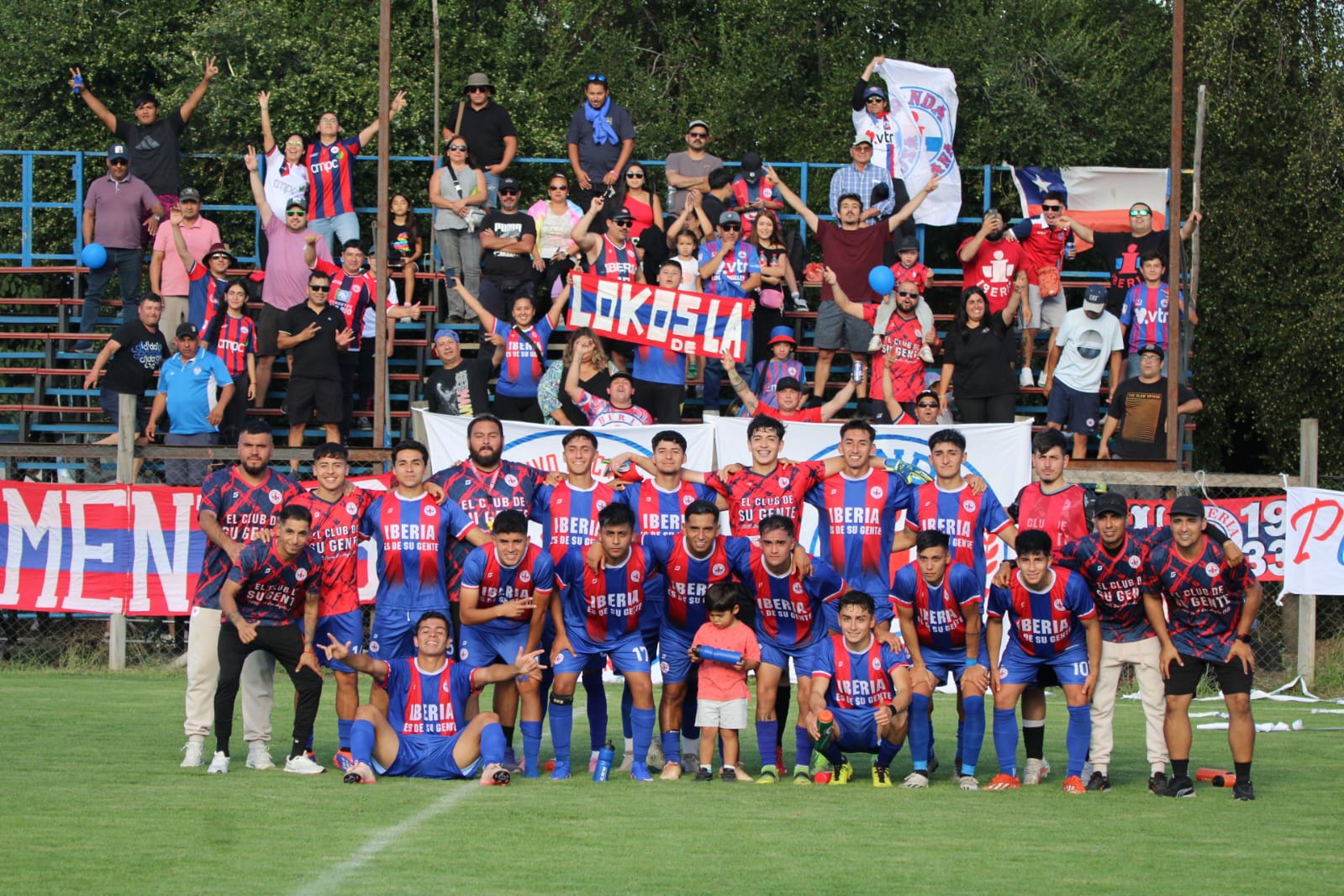 El plantel Azulgrana celebró una contundente victoria, donde mostró todo su poder ofensivo para avanzar con autoridad en el Octagonal del Biobío  / La Tribuna