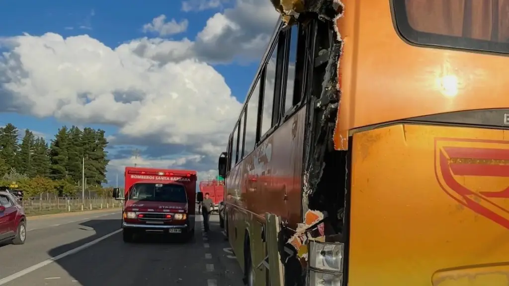 AHORA: Camión y bus interurbano protagonizan accidente de tránsito en la entrada de Santa Bárbara, Municipalidad de Santa Bárbara