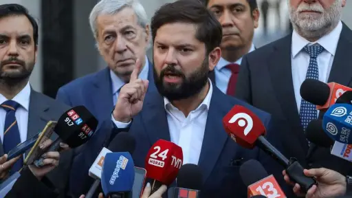 Reunión entre Boric y Kast en La Moneda termina abruptamente por polémica del cable chino