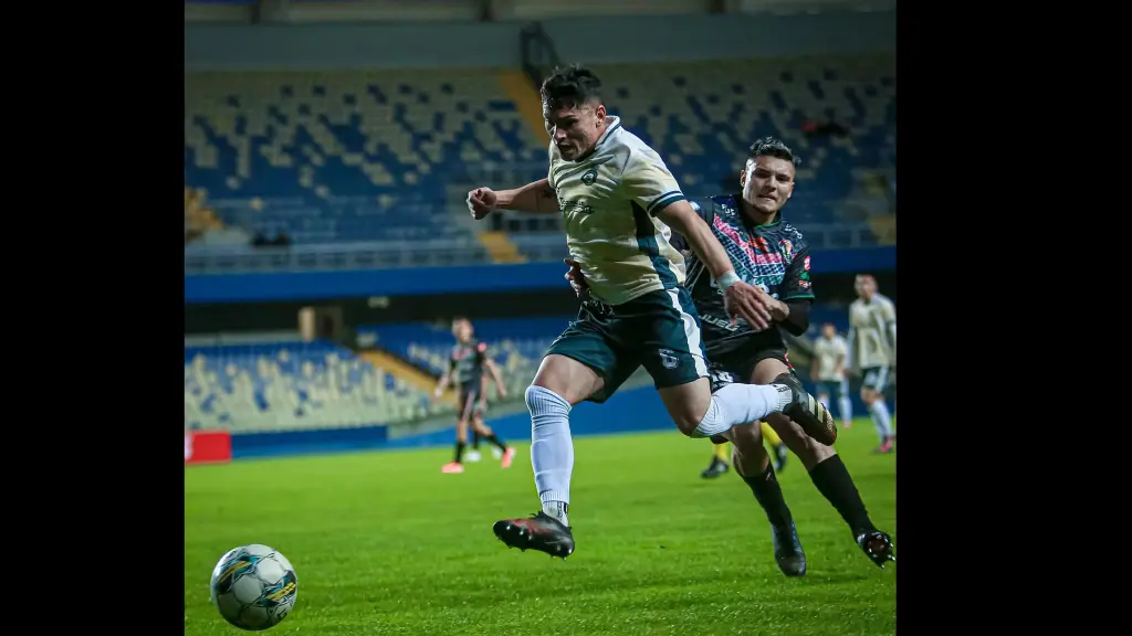 Comunal Cabrero y Lota Schwager disputarán este sábado en el Ester Roa Rebolledo el partido decisivo por el ascenso a la Segunda División Profesional, La Tribuna
