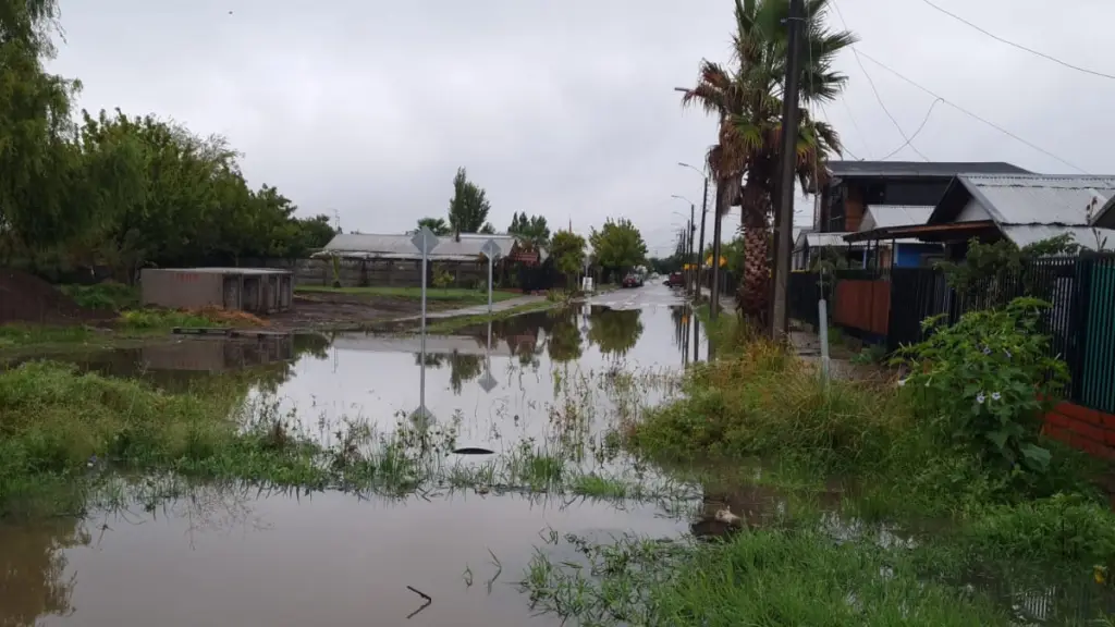 Villa San Francisco del Sur tiene calles pavimentadas desde 2024, pero sin sistema de aguas lluvias, cada invierno es una pesadilla. El Serviu propone usar el canal Tolpan como solución., Cedida