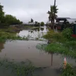Villa San Francisco del Sur tiene calles pavimentadas desde 2024, pero sin sistema de aguas lluvias, cada invierno es una pesadilla. El Serviu propone usar el canal Tolpan como solución., Cedida