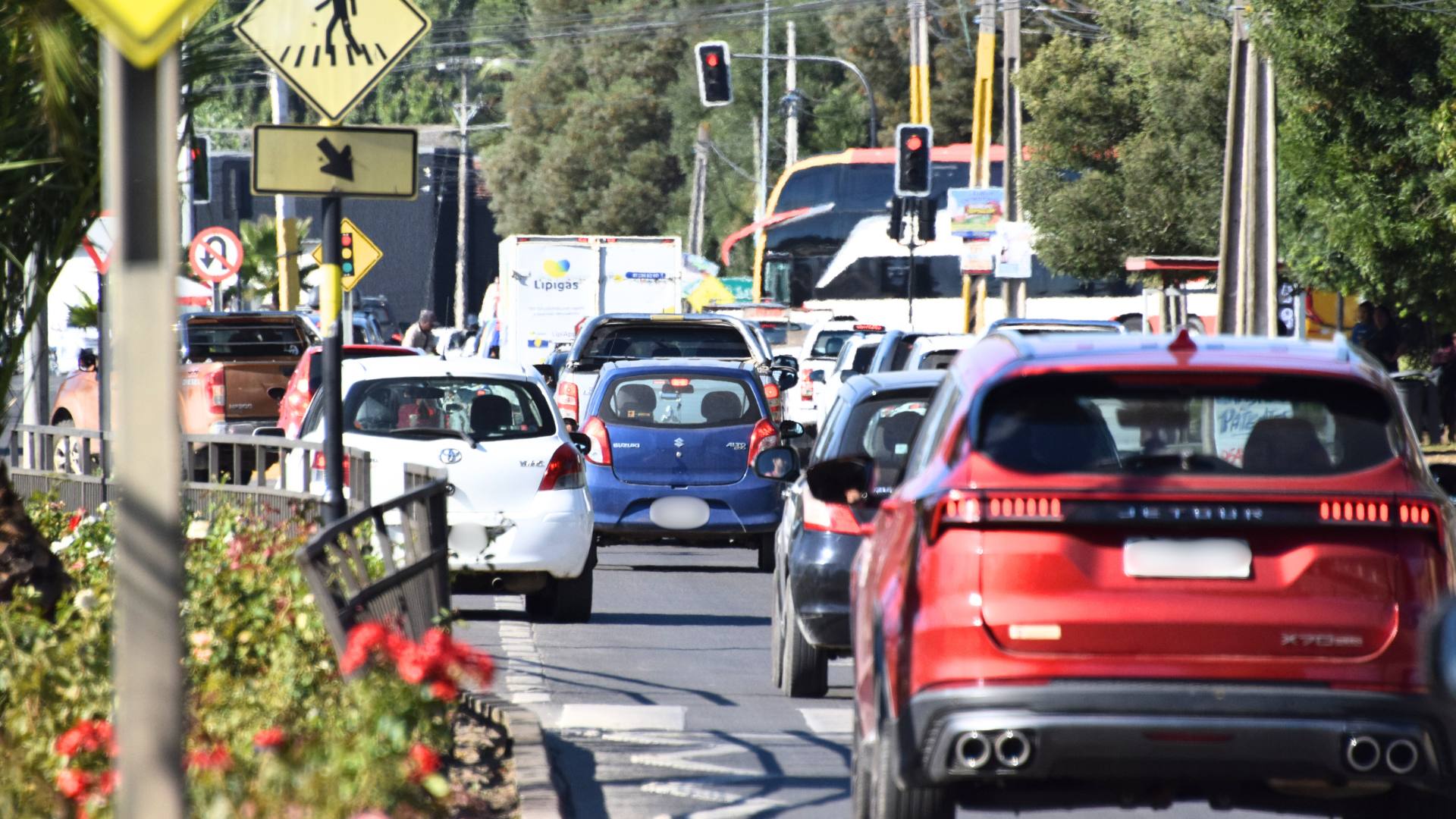 El crecimiento del parque automotriz y el aumento de desplazamientos diarios han modificado la dinámica vial en distintos sectores de la capital provincial. / Fredy Muñoz | La Tribuna