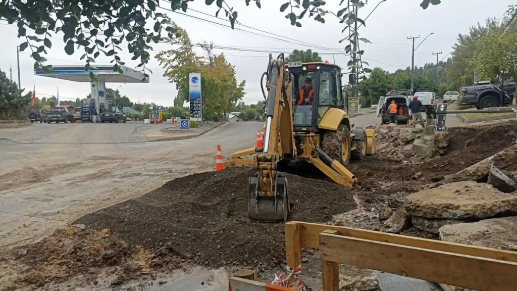 Trabajos realizados en la intersección de calles Heras con General Cruz permitieron reparar la rotura de matriz registrada la madrugada de este domingo en Yumbel., Radio Interactiva 97.9 Yumbel