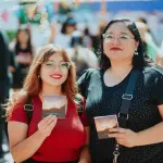 Esta antología reúne historias que capturan la fortaleza, el miedo, la ternura, la memoria y la resistencia femenina situadas en diversos rincones de Santiago., Santiago en 100 Palabras, Fundación Plagio