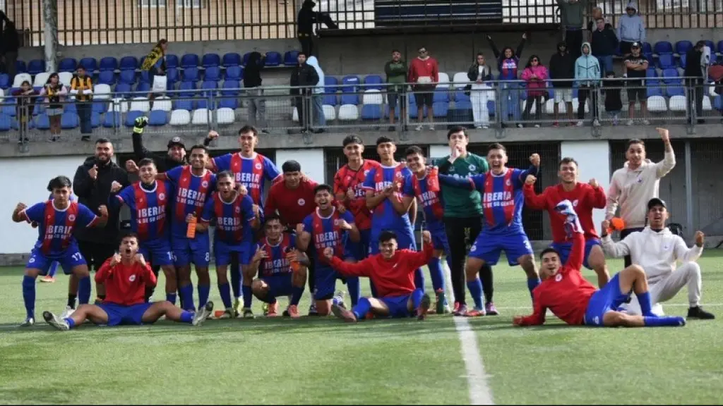 Con el deber cumplido, jugadores y cuerpo técnico celebran en la cancha del Estadio El Morro, La Tribuna