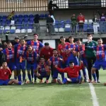 Con el deber cumplido, jugadores y cuerpo técnico celebran en la cancha del Estadio El Morro, La Tribuna