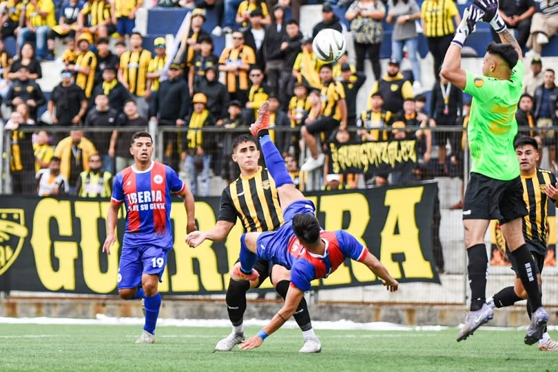 Una espectacular chilena de Diego González cuando recién comenzaba el partido / La Tribuna
