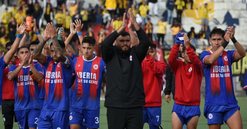 El saludo y agradecimiento pertinente a la hinchada Azulgrana por parte de jugadores y cuerpo técnico de Iberia CDSC / La Tribuna