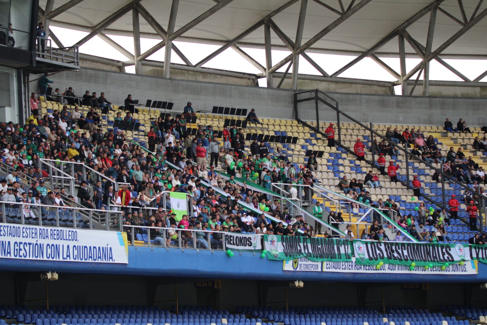 Los hinchas de Comunal Cabrero, durante gran parte del partido se hicieron oir / La Tribuna
