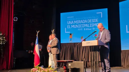 Seminario Servicios Locales de Educación Pública: alcalde de Santa Bárbara valora opinión de los municipios