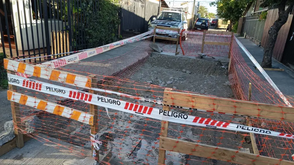 Vecinos denuncian demora en retiro de escombros tras reparación de fuga de agua en Ciudades de Chile, Cedida