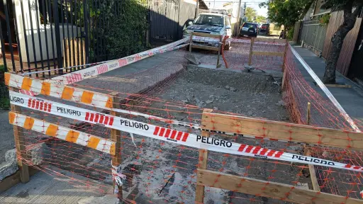 Vecinos denuncian demora en retiro de escombros tras reparación de fuga de agua en Ciudades de Chile