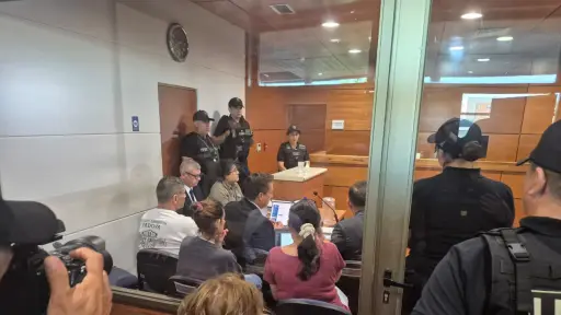 Fiscalía presenta cargos por asociación criminal a abogados y funcionario judicial en Los Ángeles