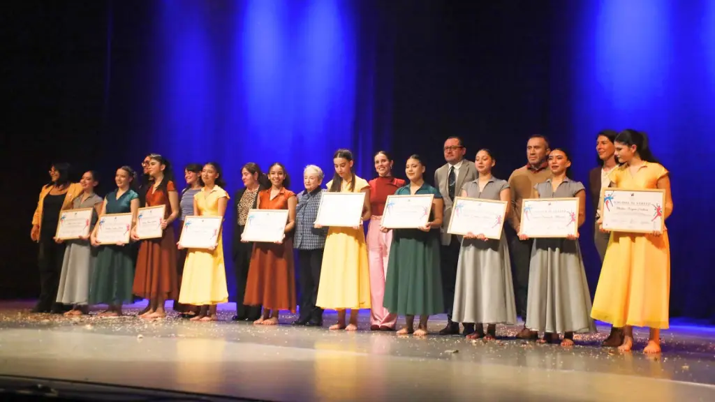 La presentación se realizó el pasado viernes en el Teatro Municipal y contempló la entrega de diplomas a las estudiantes al término de la función., Municipalidad de Los Ángeles