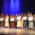 La presentación se realizó el pasado viernes en el Teatro Municipal y contempló la entrega de diplomas a las estudiantes al término de la función., Municipalidad de Los Ángeles