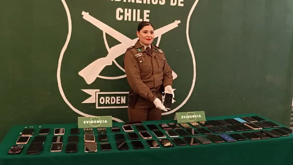 Los teléfonos recuperados corresponden a los equipos incautados durante el procedimiento en el centro de Concepción., @CarabBioBio