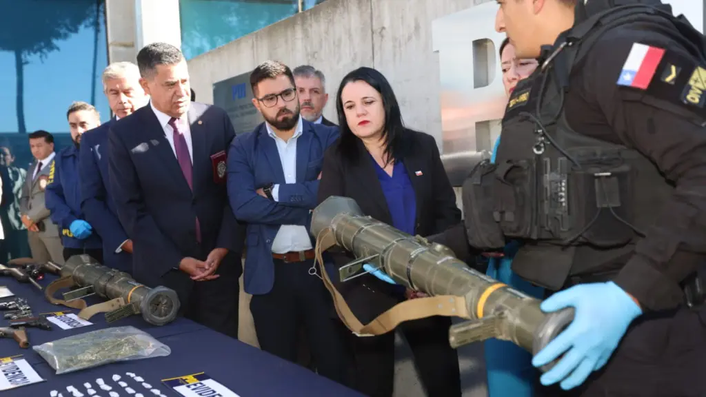Entre lo incautado destacan dos lanzacohetes de uso único, armas, munición y vehículos., PDI Chile