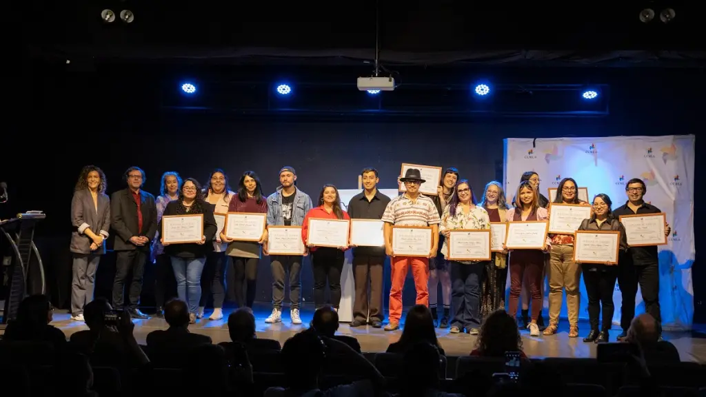 La ceremonia incluyó la entrega de diplomas y una fotografía oficial que marcó el cierre de esta etapa para los participantes., Corporación Cultural Municipal de Los Ángeles