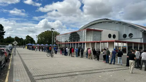 Extensa fila y horas de espera marcaron la última jornada para renovar el permiso de circulación en Los Ángeles