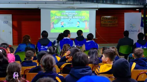 Estudiantes y voluntarios de Rucalhue Energía participan en jornada de plantación de árboles nativos en Santa Bárbara y Quilaco