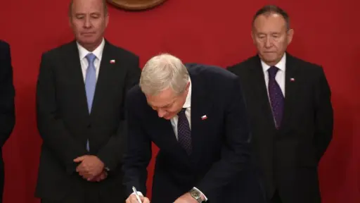 Presidente José Antonio Kast promulga ley de emergencia energética por alza de combustibles: ¿cuáles son las medidas?