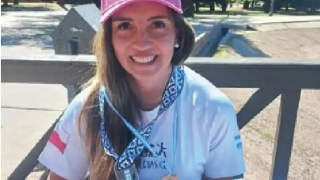 La docente de educación física fue parte del triatlón sprint organizado por la franquicia Top Man en Mendoza, donde logró un meritorio décimo lugar en la categoría 40-45 años., Cedida
