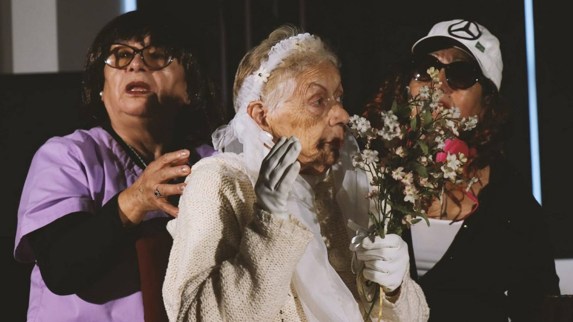 Convocan a mayores de 55 años a integrarse a elenco teatral en Los Ángeles