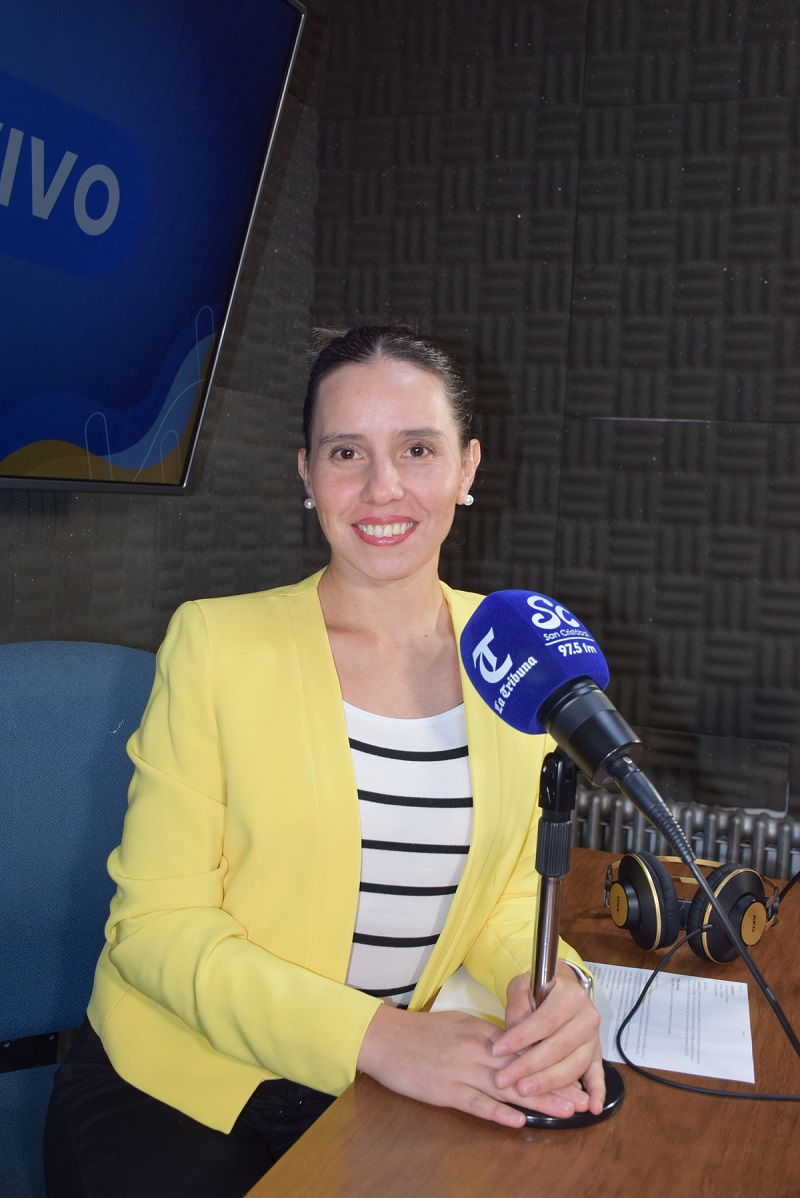 Elizabeth Torres, directora y docente de la Escuela de Ballet y Danza de la CCMLA, durante entrevista en Radio San Cristóbal, donde abordó los detalles del proceso artístico y la presentación de egreso de las estudiantes. / Fredy Muñoz | La Tribuna