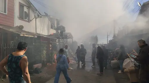 AHORA: Incendio afecta a dos viviendas en sector sur de Los Ángeles