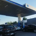 Trabajadores de estaciones de servicio han debido enfrentar jornadas intensas para responder al flujo inusual de vehículos, en un escenario marcado por la urgencia de abastecimiento., Diario La Tribuna