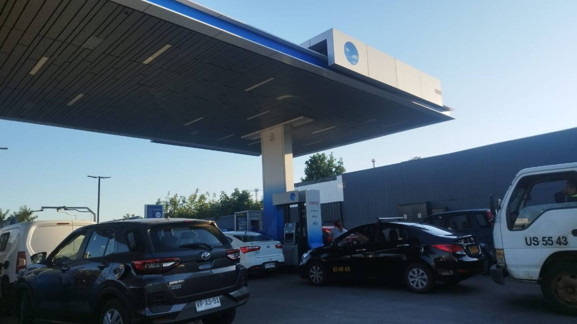 Alza histórica de combustibles provoca colapso en Los Ángeles: bencineras comienzan a cerrar