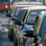 La medida busca compensar parcialmente el alza de tarifas que enfrentan los conductores producto del encarecimiento de los combustibles., contexto