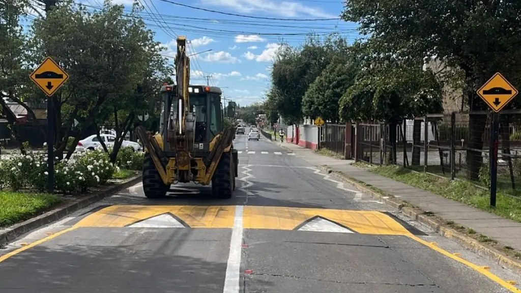 Trabajos en terreno permitieron la instalación de dispositivos para disminuir la velocidad vehicular en distintos puntos de la comuna., Municipalidad de Los Ángeles