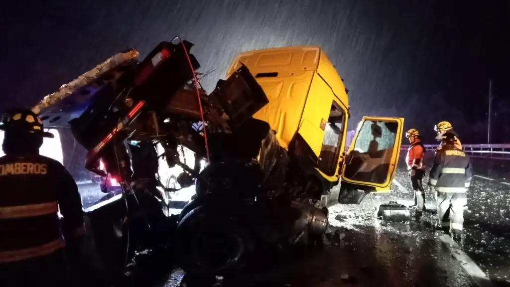 Camión resultó con daños de gran magnitud en su cabina tras el accidente registrado durante la madrugada en la Cuesta Esperanza, en la Ruta 5 Sur., El Collipullense