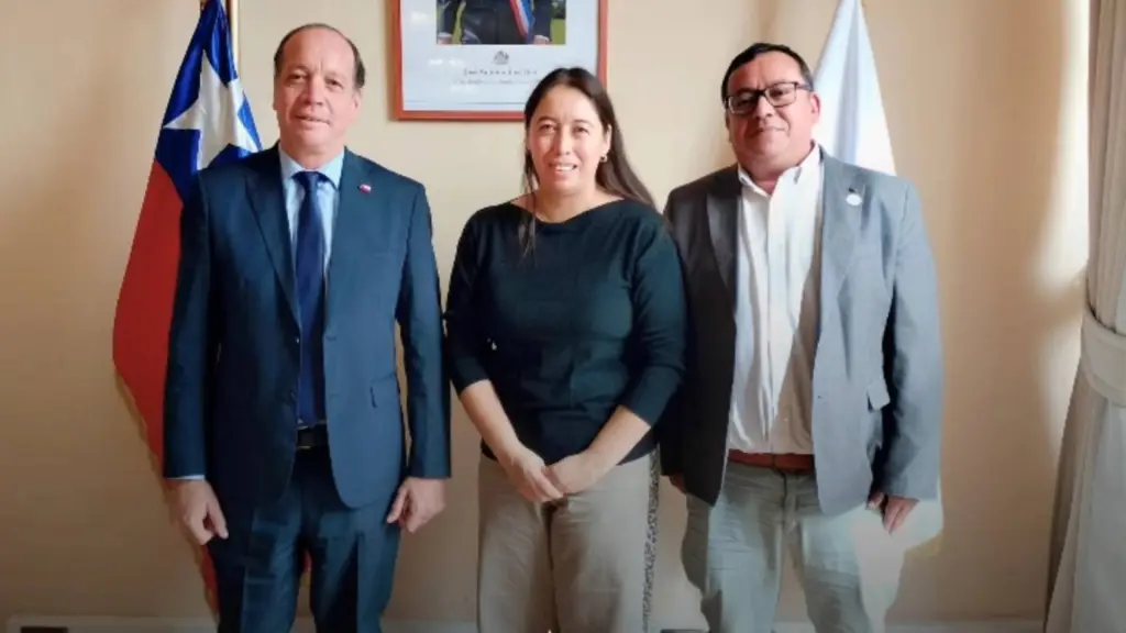 Juan Pablo Mellado, delegado presidencial provincial de Biobío; Claudia Fuentes, directora de Diario La Tribuna y Radio San Cristóbal; y Christian Montoya, gerente comercial del medio, durante encuentro protocolar., Delegación Presidencial Provincial Biobío