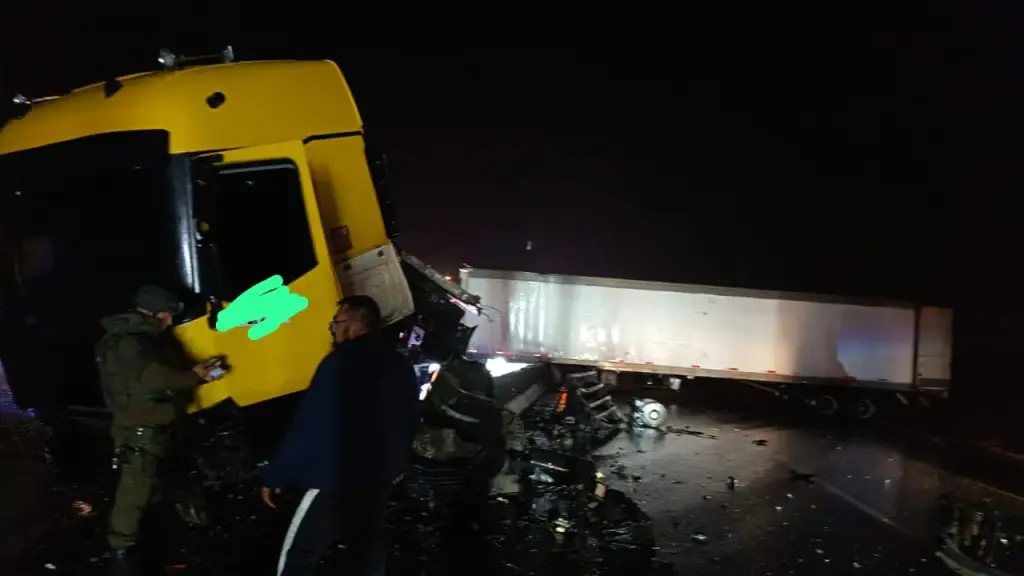 Camión resultó con severos daños en su cabina tras emergencia registrada en la Cuesta Esperanza., Redes sociales