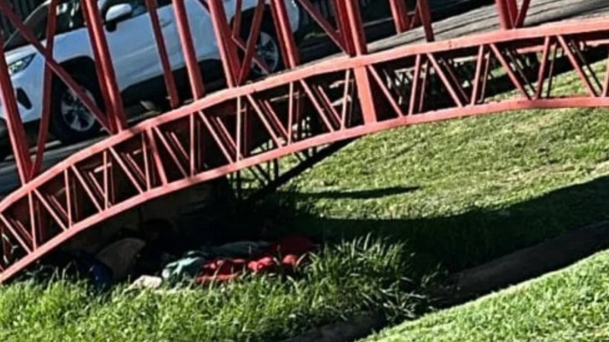 Encuentran a persona sin vida bajo un puente en Los Ángeles