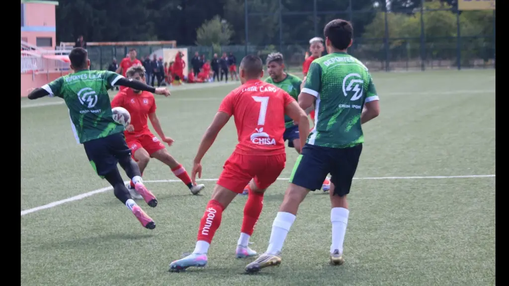 Imagen captada en la cancha Huequén de Angol mientras el partido se realizaba con normalidad, La Tribuna