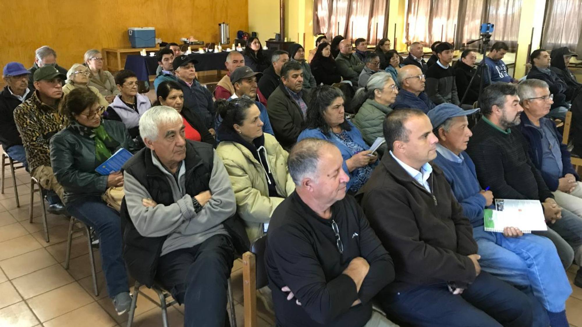 Mayor flexibilidad y claridad en algunos reglamentos: productores de miel y alcalde de Santa Bárbara plantean revisar la ley apícola