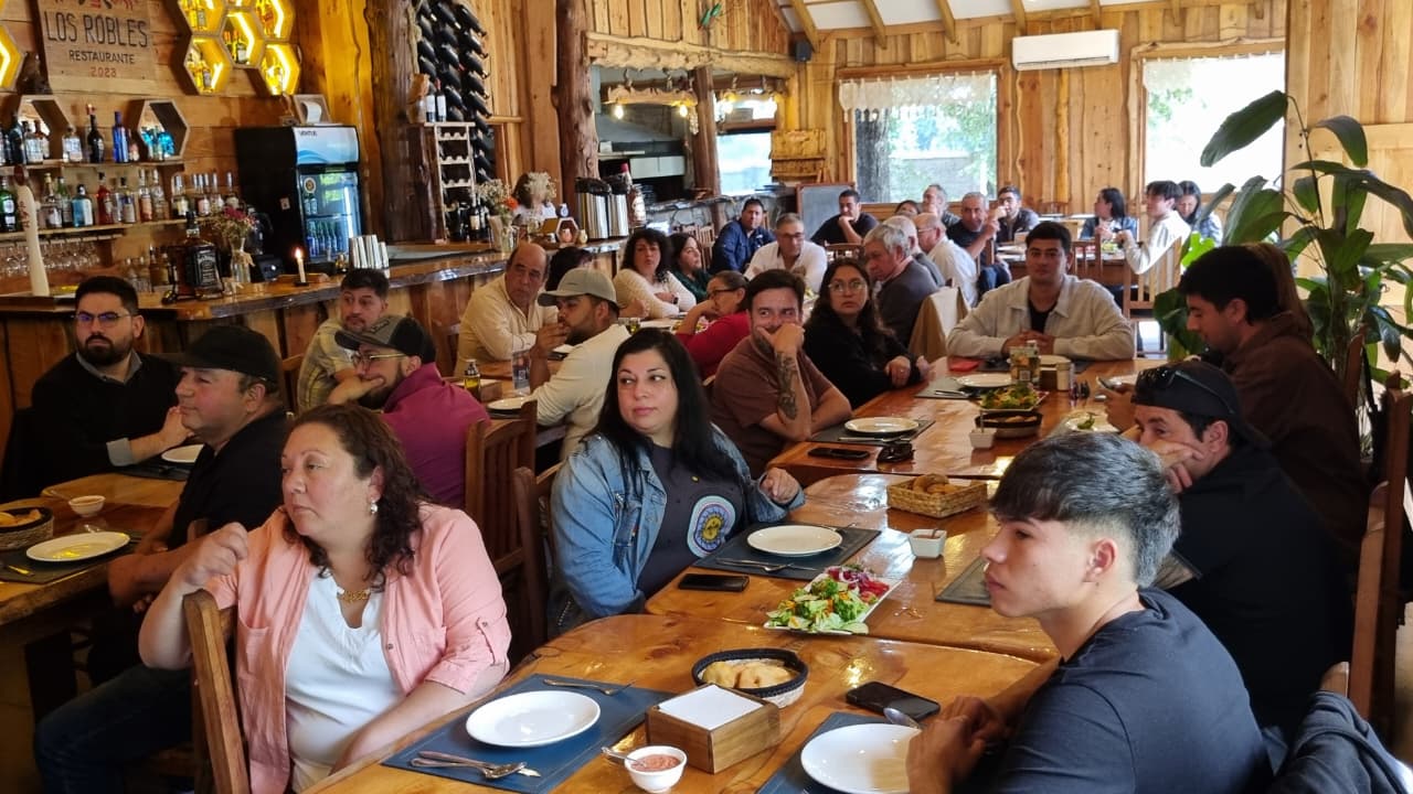 En un almuerzo de camaradería se dio a conocer el balance sobre la temporada estival 2025-2026 del Parque Angostura de Colbún. / Colbún