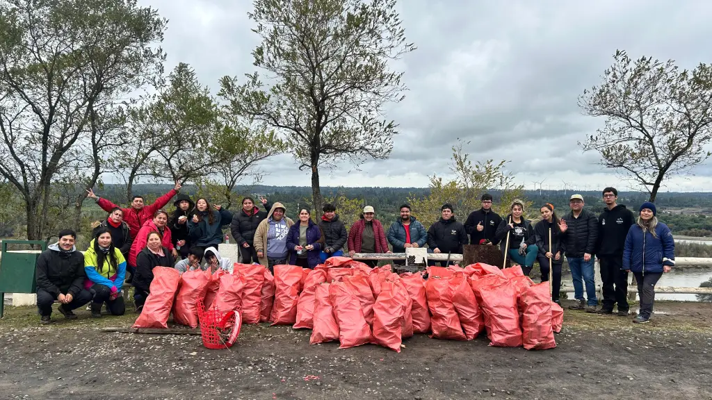 Éxito en Negrete: comunidad limpió el histórico Cerro Marimán pese a la lluvia, Cedida